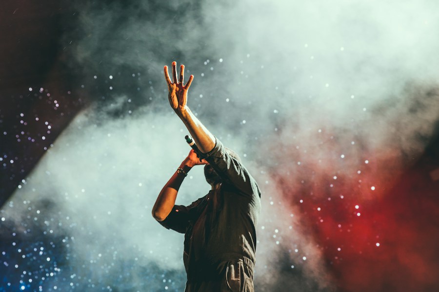 Show musical com luzes no palco